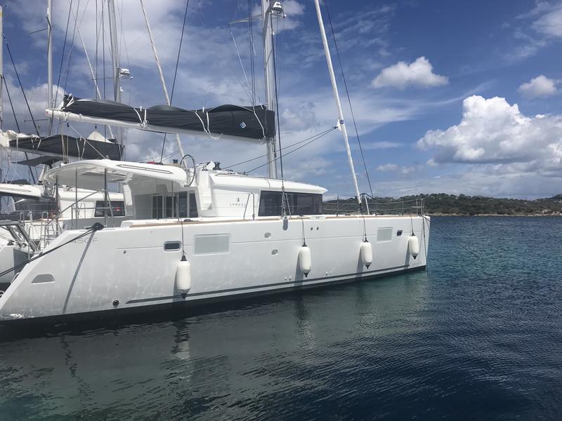 Book yachts online - catamaran - Lagoon 450F - Cor Caroli (GND) (A/C, WM, Generator, Inverter) - rent