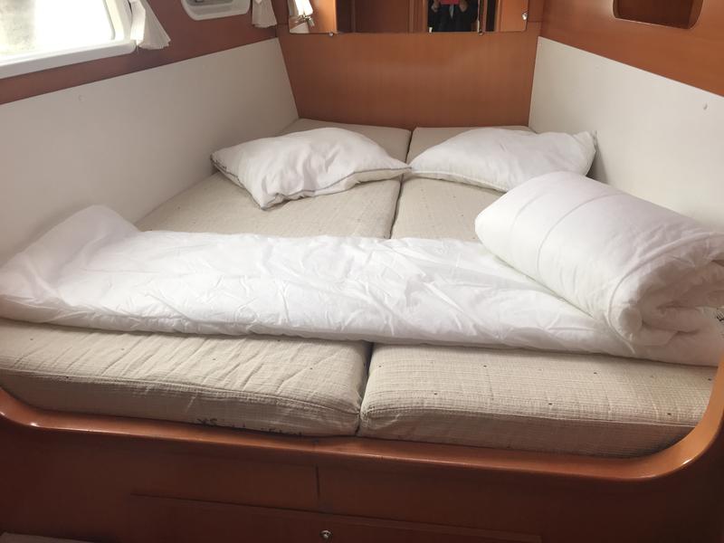 Book yachts online - catamaran - Lagoon 440 - Isis (Generator) - rent