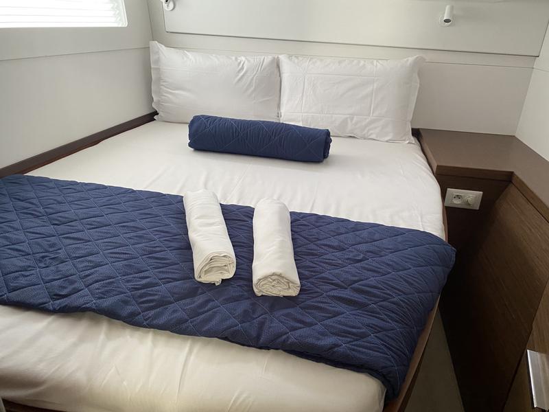 Book yachts online - catamaran - Lagoon 40 - Koralia - rent