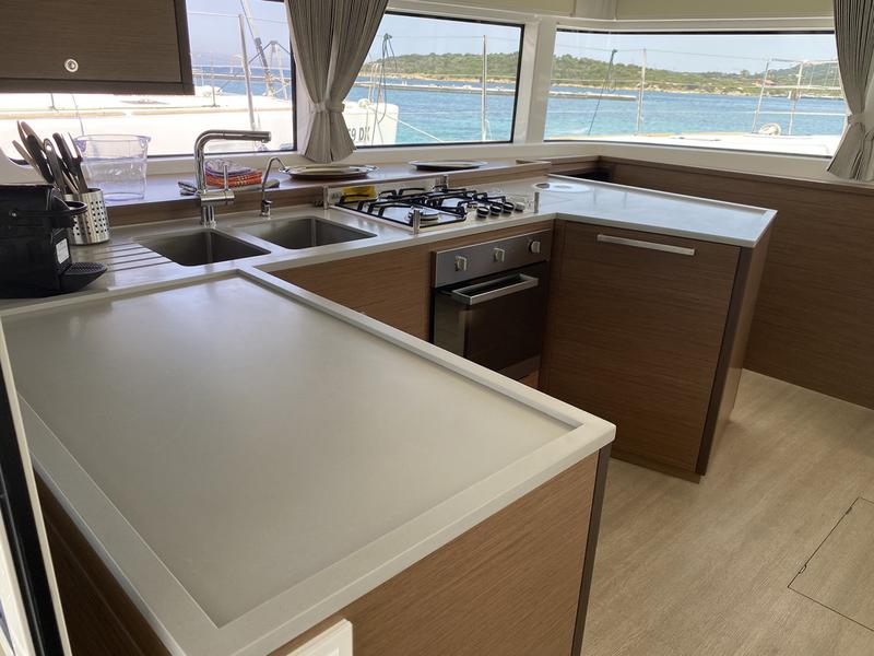 Book yachts online - catamaran - Lagoon 52F (5 cab) - Naka (MAR) - rent