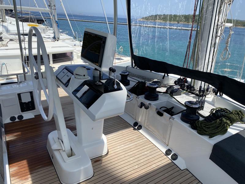 Book yachts online - catamaran - Lagoon 52F (5 cab) - NAKA (ANU) - rent
