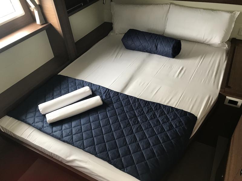 Book yachts online - catamaran - Lagoon 52F - 6 cab - Dugongo II (SXM) (6 cab + 1 crew) (A/C, WM, Generator, Inverter, Tender Lift) - rent