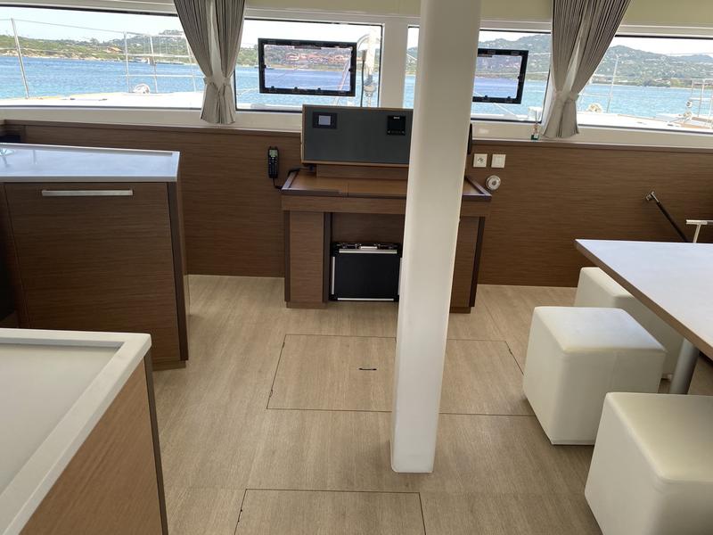 Book yachts online - catamaran - Lagoon 52F (5 cab) - Naka (TOR) - rent