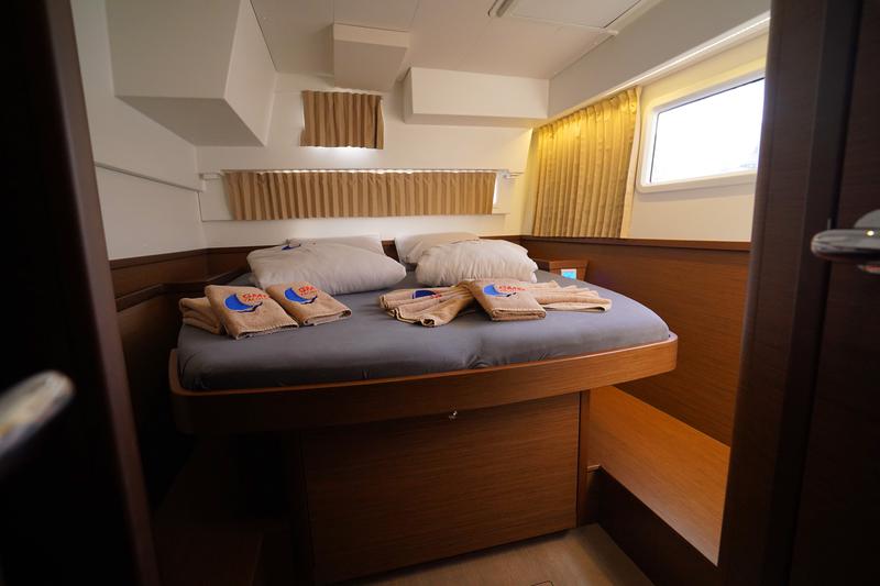 Book yachts online - catamaran - Lagoon 42 - Little Dream - rent
