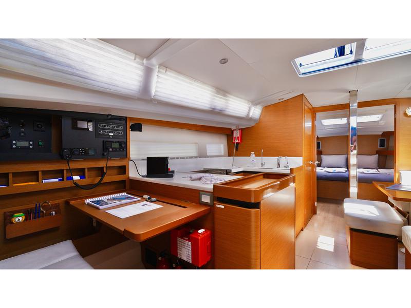 Book yachts online - sailboat - Sun Odyssey 440 - 4 Cabins - Happy Day - rent