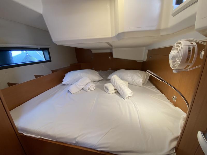 Book yachts online - sailboat - Bavaria C42 - Aeolus - rent