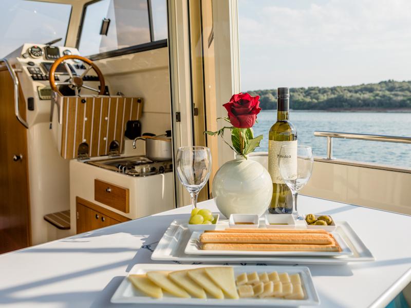 Book yachts online - motorboat - Leidi 660 - H1 - rent