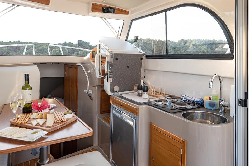 Book yachts online - motorboat - Leidi 800R - H8 - rent