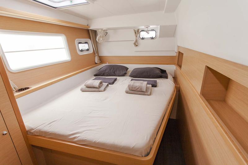 Book yachts online - catamaran - Lagoon 400 S2 - Tangerine Dream - rent