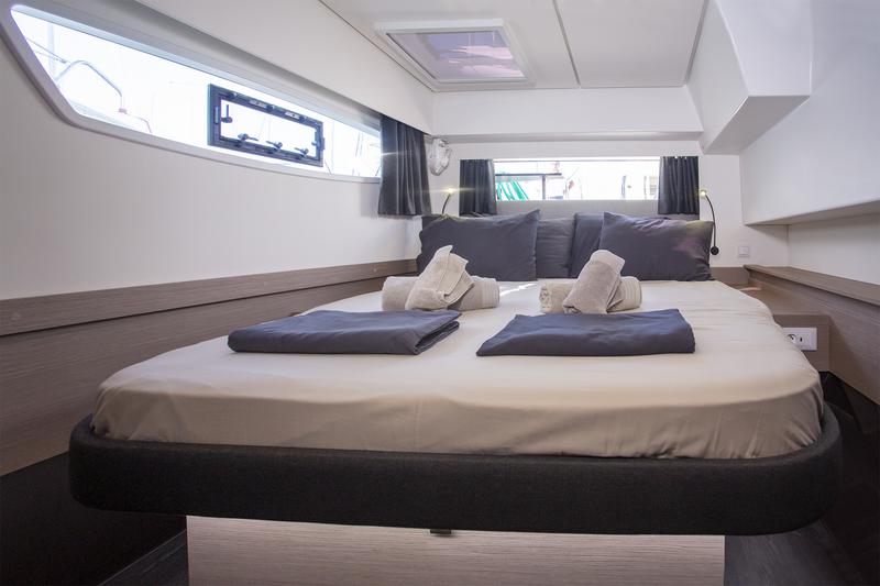 Book yachts online - catamaran - Elba 45 - Ambrosia - rent