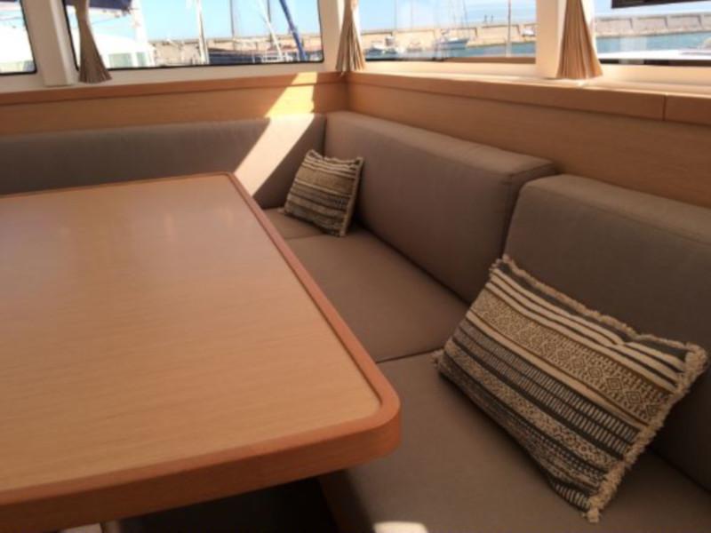 Book yachts online - catamaran - Lagoon 42 - Mares - rent