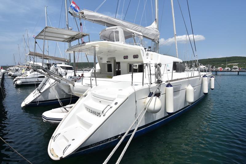 Book yachts online - catamaran - Lagoon 440 (4+2 cab) - OCEANUS - rent