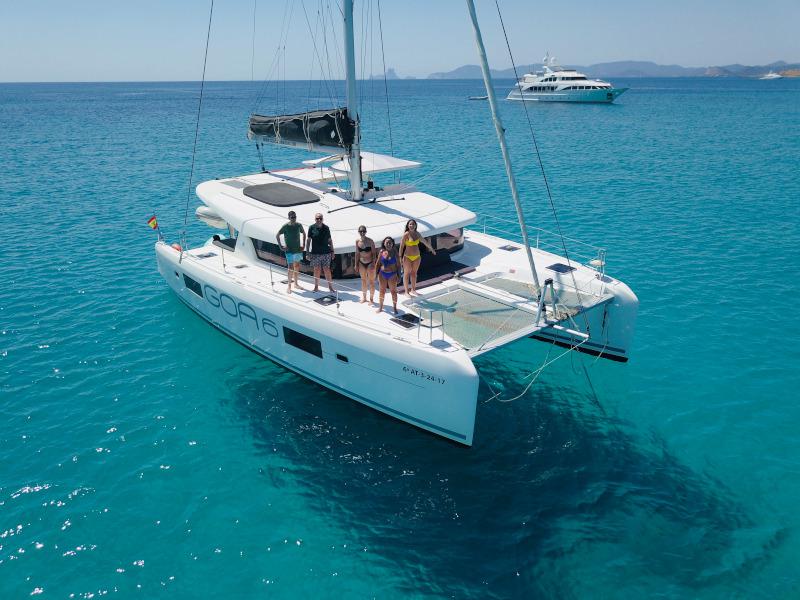 Book yachts online - catamaran - Lagoon 42 - GOA 6 - rent