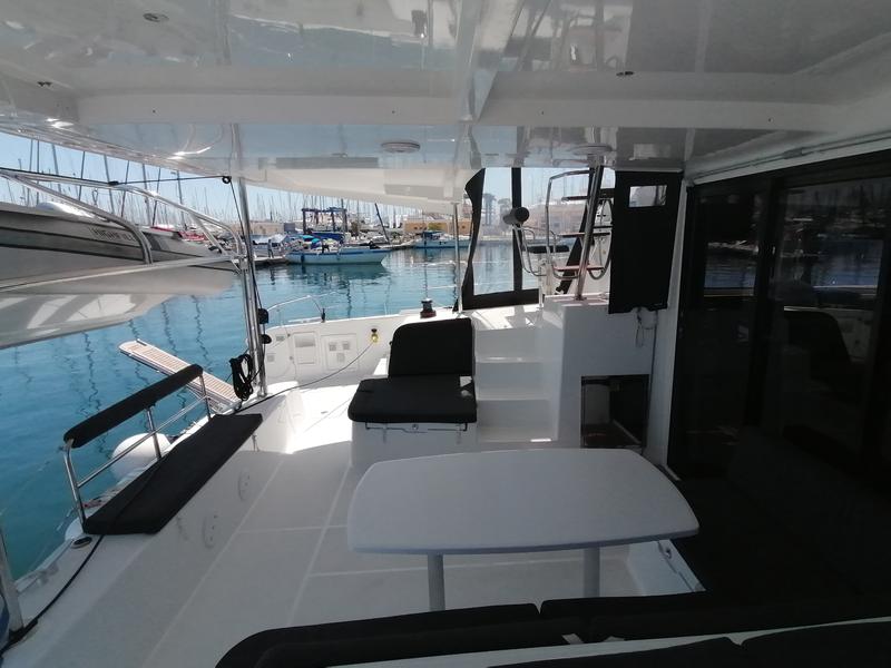 Book yachts online - catamaran - Lagoon 42 - Senza SE (A/C and Generator) - rent