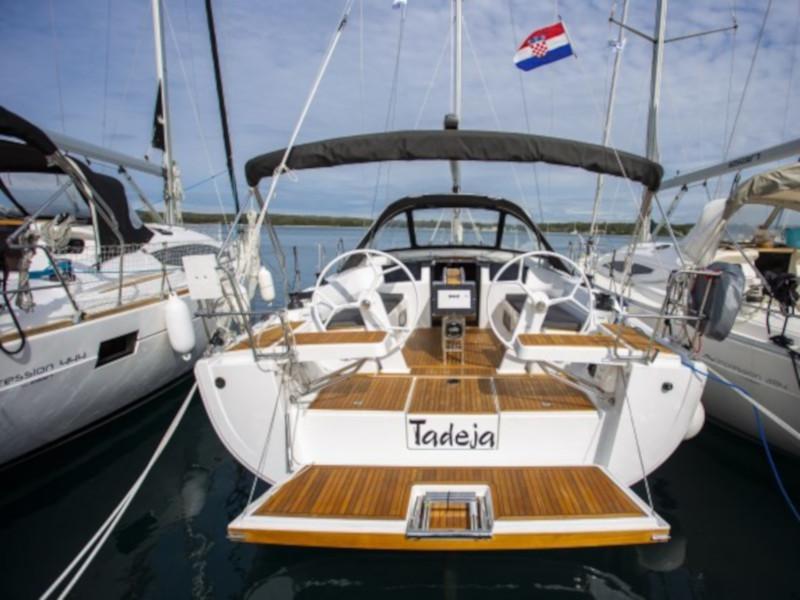 Book yachts online - sailboat - Hanse 388 - Tadeja - rent