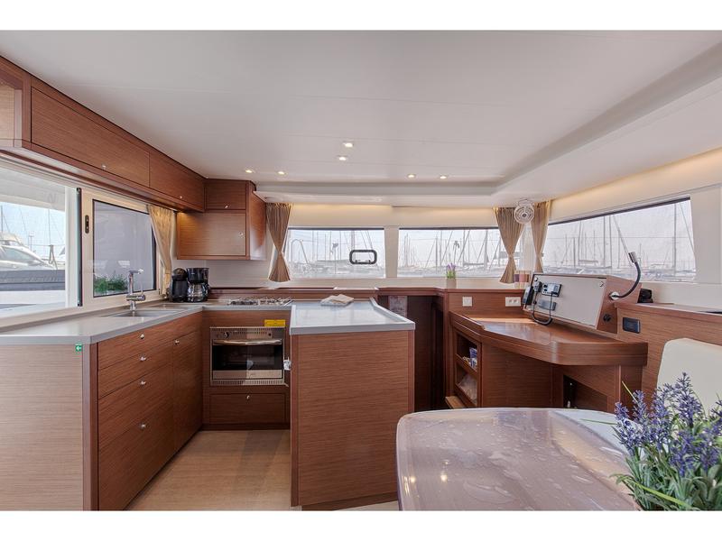 Book yachts online - catamaran - Lagoon 450  Flybridge - Smile - rent