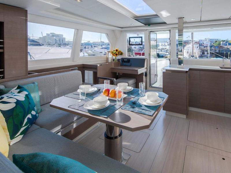 Book yachts online - catamaran - Moorings 4200/3 - Moorings 4200/3 (2021) - rent