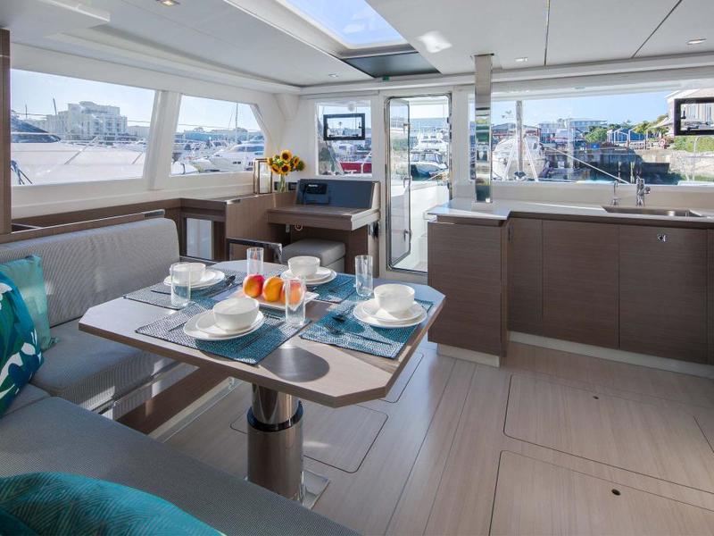 Book yachts online - catamaran - Moorings 4200/4 - Moorings 4200/4 (2022) - rent