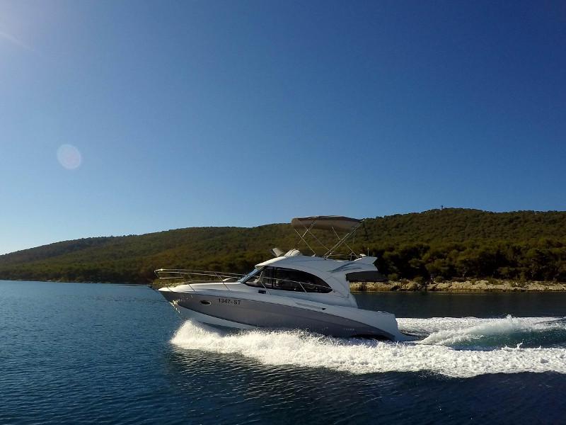 Book yachts online - motorboat - Antares 30 Fly - Lumar SeaMotion - rent