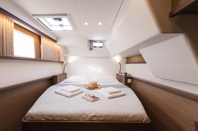 Book yachts online - catamaran - Lagoon 450  Flybridge - Myrto | A/C, Gen, Watermaker, 12 pax - rent