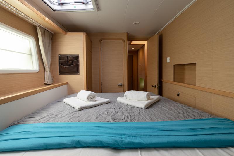 Book yachts online - catamaran - Lagoon 400 S2 - Seaker | Solar Panel, Inv 2000W - rent