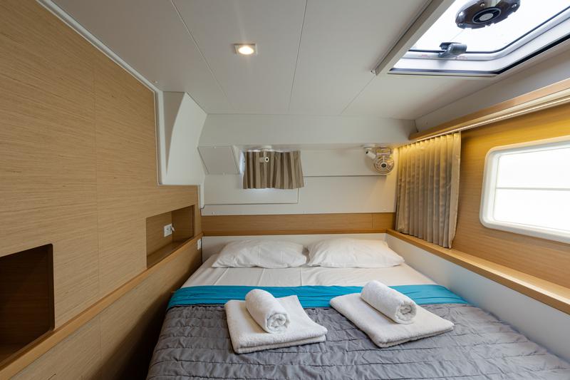 Book yachts online - catamaran - Lagoon 400 S2 - Seaker | Solar Panel, Inv 2000W - rent