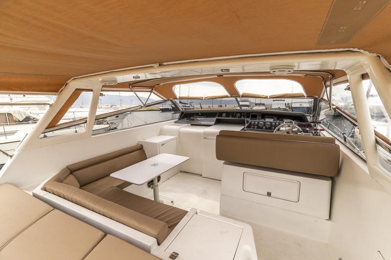 Book yachts online - motorboat - Ferretti 47S Open - Vento - rent