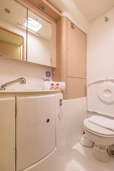 Book yachts online - catamaran - Lagoon 440 - Enjala - rent