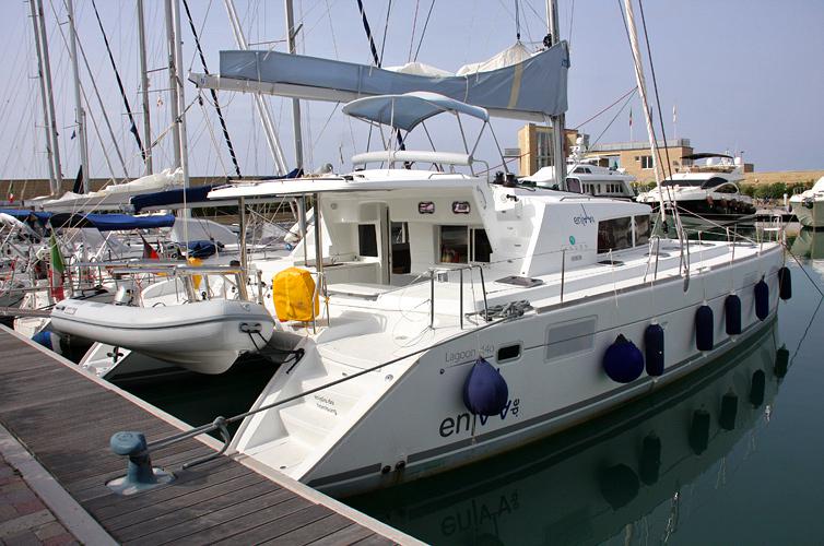 Book yachts online - catamaran - Lagoon 440 - Enjala - rent