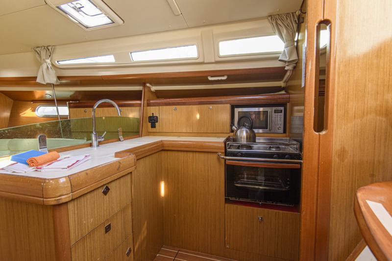 Book yachts online - sailboat - Sun Odyssey 42 i - Benoit - rent