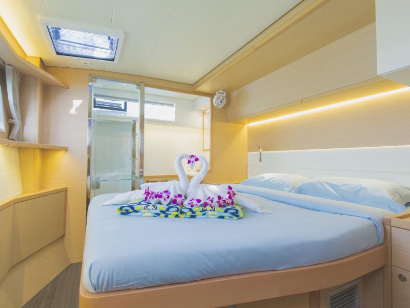 Book yachts online - catamaran - Lagoon 52F - Blue Moon - rent