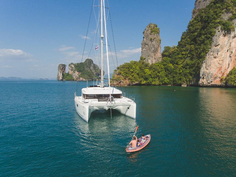 Book yachts online - catamaran - Lagoon 52F - Blue Moon - rent