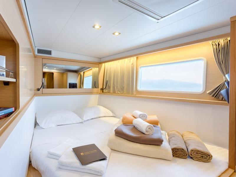 Book yachts online - catamaran - Lagoon 450 F Luxury - BLUE BERRY  - rent