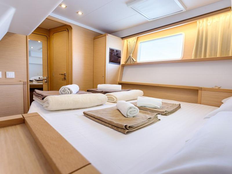 Book yachts online - catamaran - Lagoon 450 F Luxury - BLUE BERRY  - rent