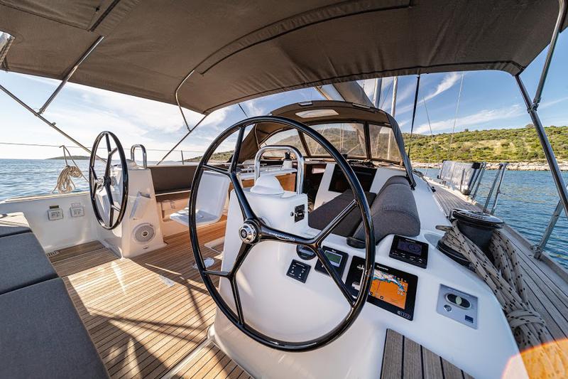 Book yachts online - sailboat - Dufour 520 GL - NOTUS - rent