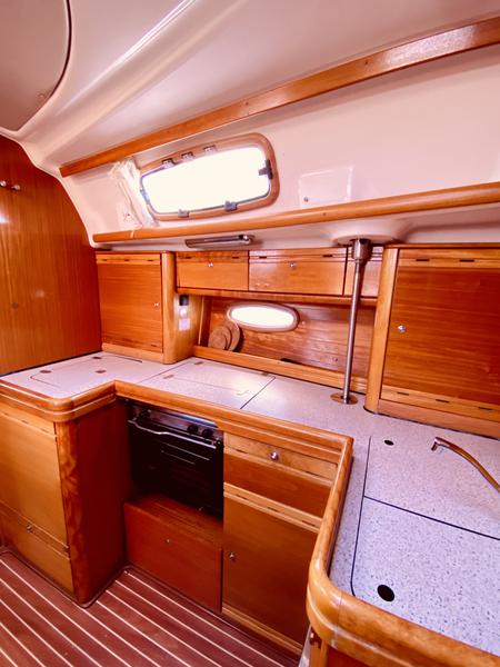 Book yachts online - sailboat - Bavaria 42 Cruiser - Iro (Refit 2019) - rent