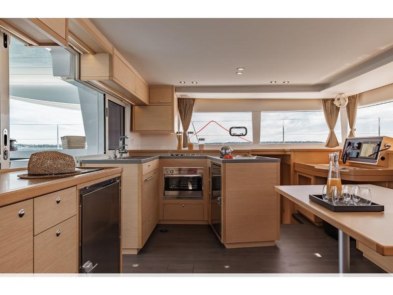 Book yachts online - catamaran - Lagoon 450  Flybridge - Harael - rent
