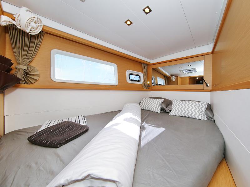 Book yachts online - catamaran - Lagoon 450  Flybridge - Mantra (Generator + watermaker) - rent