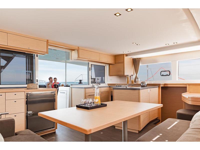 Book yachts online - catamaran - Lagoon 450  Flybridge - Mantra (Generator + watermaker) - rent