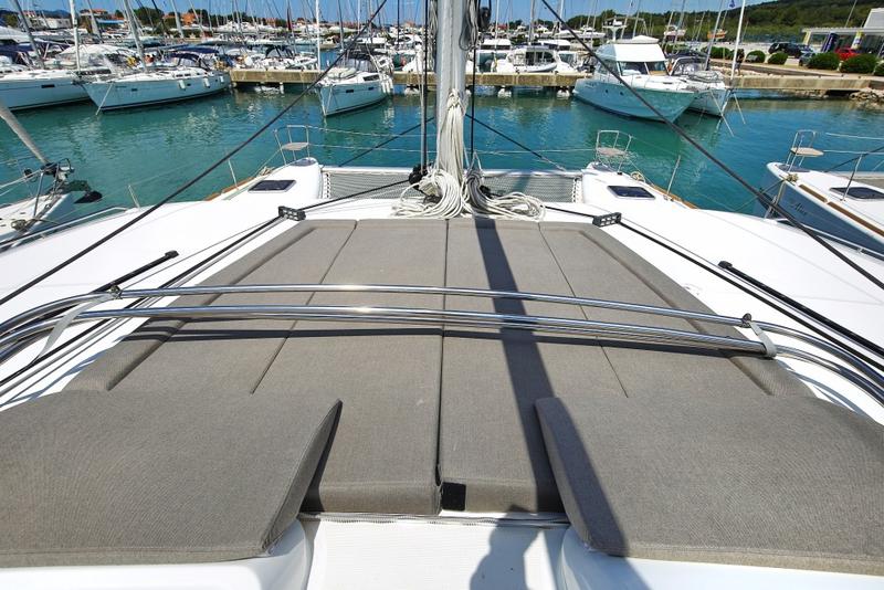 Book yachts online - catamaran - Lagoon 450  Flybridge - Mantra (Generator + watermaker) - rent