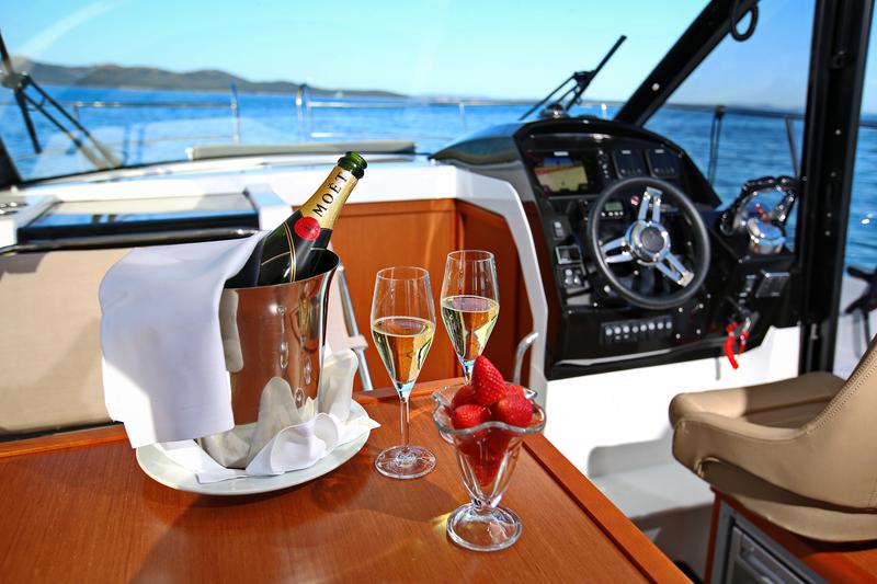 Book yachts online - motorboat - Merry Fisher 895 - VIP 3029ZD - rent