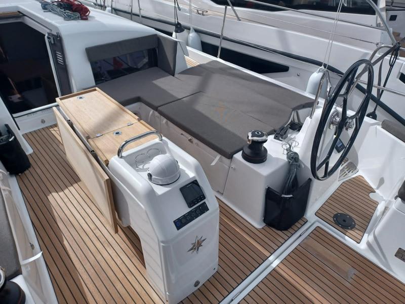 Book yachts online - sailboat - Sun Odyssey 440 - SO440 (2+1 cab) - rent