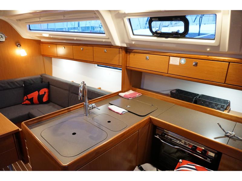 Book yachts online - sailboat - Bavaria Cruiser 37 - Aventura - rent
