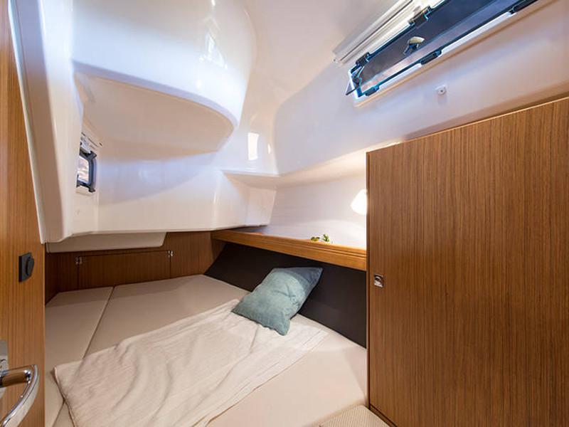 Book yachts online - sailboat - Bavaria Cruiser 37 - Aventura - rent