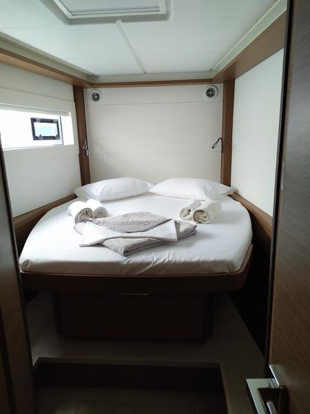 Book yachts online - catamaran - Lagoon 46 - Anafi - rent