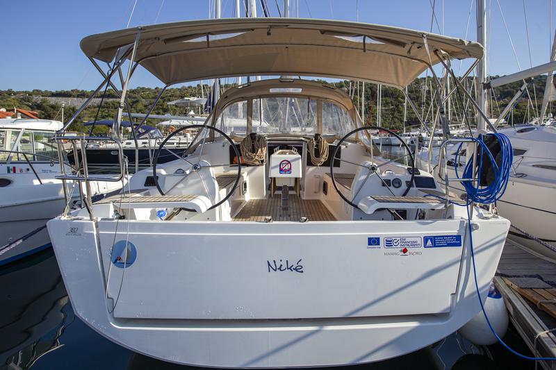 Book yachts online - sailboat - Dufour 382 GL - Niké - rent