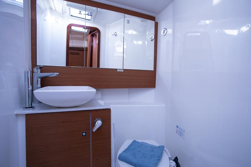 Book yachts online - sailboat - Dufour 430 Grand Large - Lana V - rent