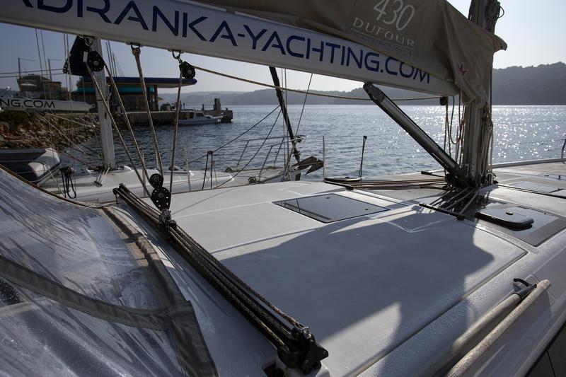 Book yachts online - sailboat - Dufour 430 Grand Large - Lana V - rent