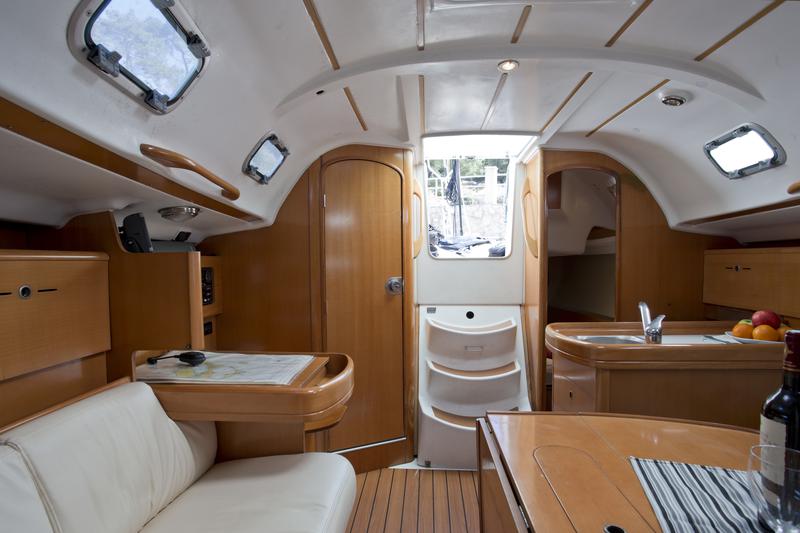 Book yachts online - sailboat - First 31.7 - Ruta - rent