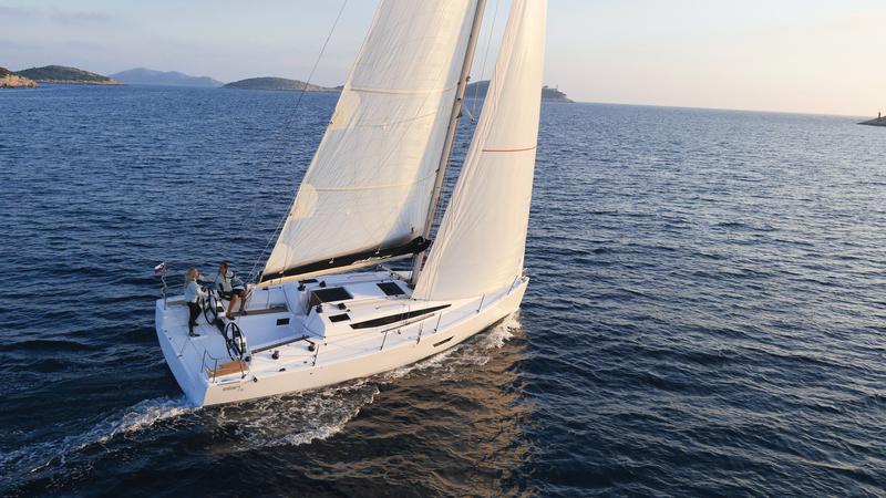 Book yachts online - sailboat - Elan E4 - LUNA - rent